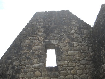 Das Haus, die zweite Giebelmauer mit
                            T�r�ffnung, Nischen und Fenster,
                            Panoramafoto