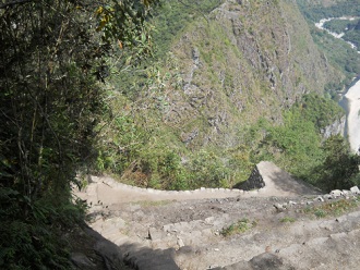 Abstieg von Huaynapicchu,
                            unregelmssige, lange Treppe fr kleine
                            Fsse - da fehlt ein Sicherungsseil 04 mit
                            Aussicht