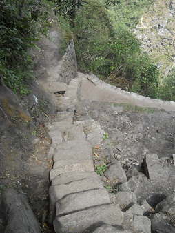 Abstieg von Huaynapicchu, unregelm�ssige,
                    steile Treppe, Nahaufnahme 4