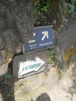 R�ckweg von Huaynapicchu, Wegweiser
                    "R�ckweg" ("Retorno") und
                    Huaynapicchu (Waynapicchu) f�r den Hinweg