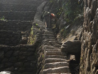 Der Abstieg
von Huaynapicchu, steile, unregelmässige Treppe mit
Touristen auf allen Vieren - da fehlt ein
Sicherheitsseil Der Abstieg von Huaynapicchu, steile,
unregelmässige Treppe mit Touristen auf allen Vieren
- da fehlt ein Sicherheitsseil