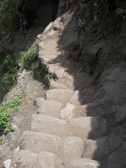 Abstieg vom Weiler Huaynapicchu, unregelmssige
                    Treppen
