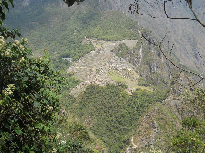 Rckweg von Huaynapicchu, die wolkenlose Sicht auf
            Machu Picchu