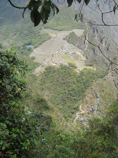 Rckweg von Huaynapicchu, Sicht auf Machu
                    Picchu, vertikale Sicht