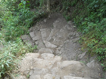Rckweg von Huaynapicchu, unregelmssige
                    Treppen