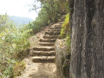 R�ckweg von Huaynapicchu, unregelm�ssige
                    Treppen