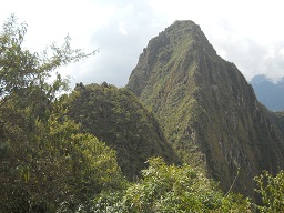 R�ckweg von Huaynapicchu, Sicht auf den
                    Hausberg Huaynapicchu 01
