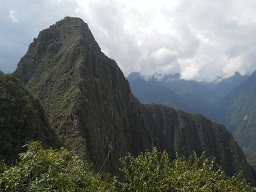 R�ckweg von Huaynapicchu, Sicht auf den
                    Hausberg Huaynapicchu 02