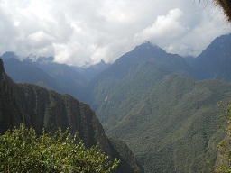 R�ckweg von Huaynapicchu, Sicht auf den
                    Hausberg Huaynapicchu 03