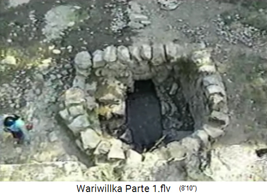 Ruina de Wariwillka 04, un hueco de agua
                          (quechua: puquio), vista de arriba