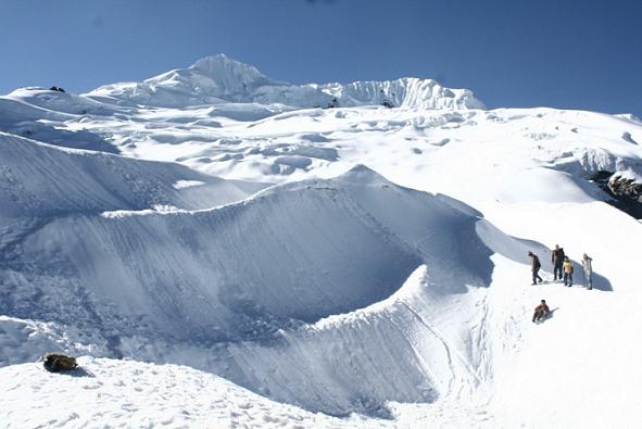 La
                                    monta�a (nevado) Huaytapallana en la
                                    Sierra del Per� durante el d�a con
                                    sol