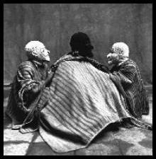 Cusco, 3 mu�ecos, uno con un poncho
                        grande