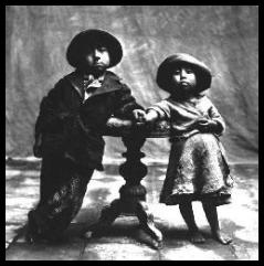 Zwei
                                                          Buben an einem
                                                          Tisch, Cusco
                                                          1950, Foto von
                                                          Irving Penn