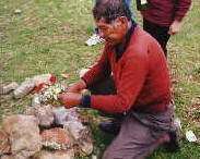 Laya Macario Caracusma con ofrenda para
                  Madre Tierra