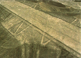 Piste �ber Bodenzeichnung (Geoglyph) und Linien,
                  die Linien sind nur teilweise sichtbar
                  (Koordinaten:der Mitte der Spirale neben der Piste:
                  Breite -14.563875, L�nge -75.192463)