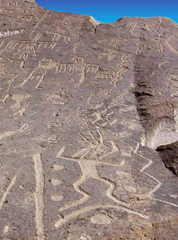 Majes-Tal,
                          Wandfiguren (Geoglyphen) an einem W�stenberg
                          mit tanzenden M�nnchen mit Antennen auf dem
                          Kopf, Riesen, Zickzacklinien, V�gel, Lamas
                          etc.