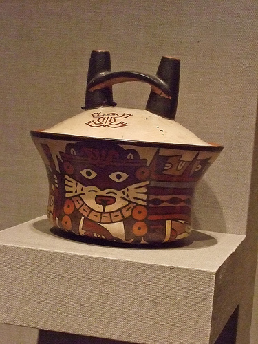 Gesicht mit Bart auf
                          Nasca-Keramikgef�ss (01)