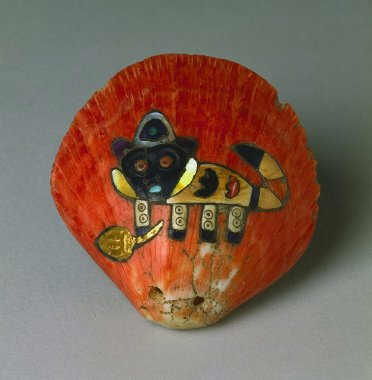 Katze auf Muschelschale