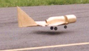 Il modello di aereo con design di
                                Bogot decolla bene...