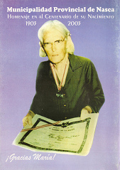 Die Broschre ber Maria Reiche anlsslich ihres
                100. Geburtstags im Jahre 2003, Rckseite. Hier hlt sie
                ein Zertifikat in ihren Hnden