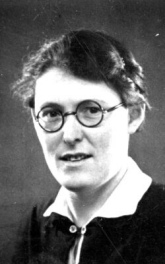 Maria Reiche ca. in den 1930er
                Jahren in Peru, Portrait. Die Kurzsichtigkeit wurde erst
                in Peru entdeckt, und seither war sie Brillentrgerin
                [7].