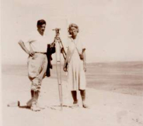 Mar�a Reiche con
                        Paolo Kosok midiendo l�neas de Nasca, a�os
                        1940s