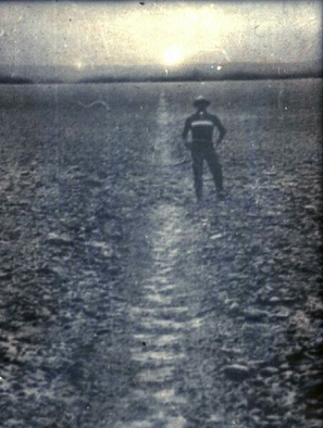 Paul Kosok an einer
                        Linie, die auf den den Sonnenaufgang an einem
                        Tag der Sonnenwende zeigt, 1940er Jahre
