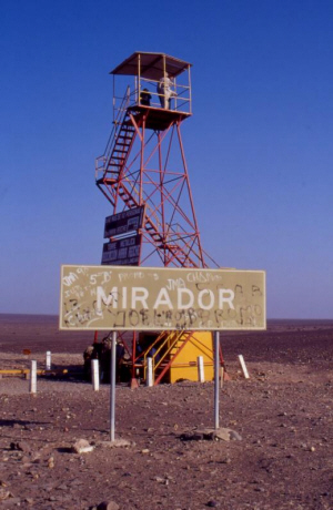 Der Aussichtsturm hat sogar eine
                          Ortstafel bekommen [24], denn scheinbar ist
                          der Turm so unscheinbar, dass viele daran
                          vorbeigefahren sind [6].
