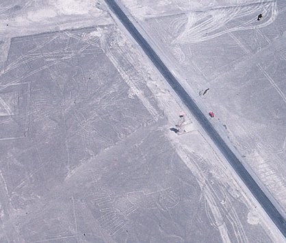 El mirador justamente est� cerca de
                las figuras del lagarto, del �rbol y de los manos (que
                tambi�n tienen solo 9 dedos como el mono). Se ve como la
                figura del lagarto fue partida por la Panamericana a la
                cepa. Carriles de los autos en el fondo de la foto ya
                han destruido mucho [25].