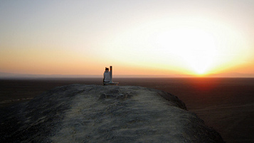 Colina
                        mirador natural en el Km 422 de la Panamericana
                        Sur con puesta del sol sobre la Pampa de Nasca