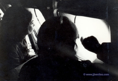 Mar�a Reiche en noviembre 1978 con la re�na
                        Sof�a de Espa�a en una avioneta volante
                        mostrando figuras