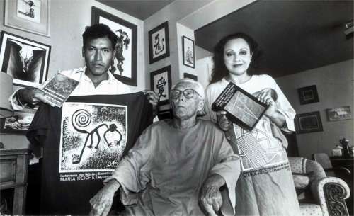 Maria Reiche, in 1992 about. Their
                last years she was with amalgam illness Parkinson in the
                wheel chair. Left the caretaker Francisco Cantoral,
                right Ana Mara Cogorno, holding books of Maria Reiche
                in their hands [15].
