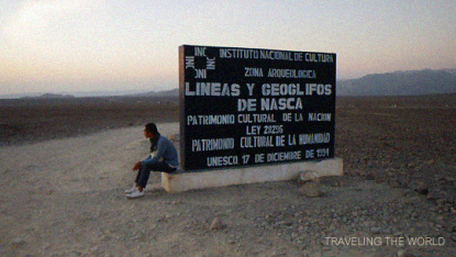 La placa de protecci�n para la
                Pampa de Nasca seg�n la resoluci�n de la UNESCO del
                17-12-1994 nombrando las l�neas de Nasca como patrimonio
                cultural de la humanidad