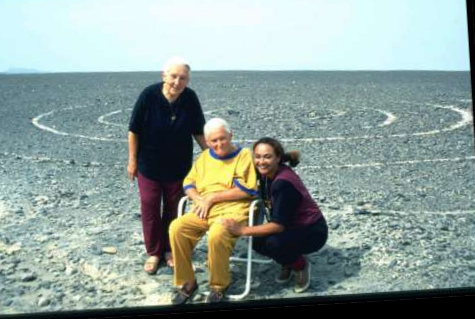 Mar�a Reiche (centro) corto tiempo
                antes de su muerte (apr. en 1995 con 92 a�os) con la
                hermana Renate (izquierda) y Ana Mar�a, la hija
                adoptiva