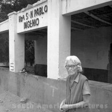 Mar�a Reiche en 1977 antes de la tapia de
                          la casita en San Pablo en el distrito de
                          Ingenio