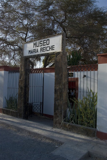 La
                        entrada fue transformada y es hoy la entrada
                        para el Museo Mar�a Reiche