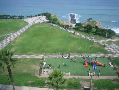 Parque Mar�a Reiche en Miraflores en
                          Lima, la figura del colibr� al costado de un
                          parque infantil con c�sped artificial, �que
                          buen modelo es ese parque infantil!
