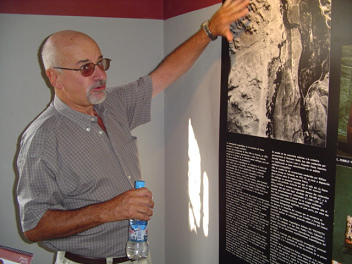 Der Arch�ologe Herr
                        Dr. Giuseppe Orefici im Museum Antonini
                        (Pyramidenmuseum) in Nasca, erz�hlt �ber
                        Cahuachi