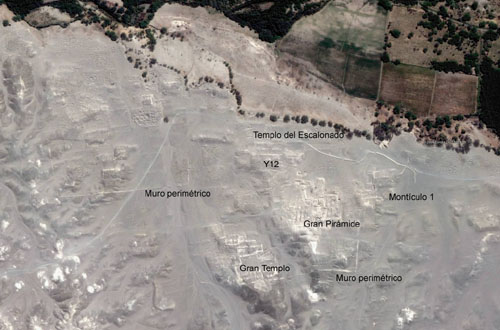 La
                          Gran Pir�mide en la foto satelital con el
                          valle fertil del R�o Nasca (Google Earth)