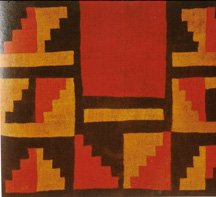 Das Treppenmuster
                        von Cahuachi bei Nasca findet man auch auf alten
                        Webereien dieser Zeit