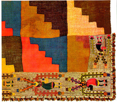 Das
                        Treppenmuster von Cahuachi bei Nasca findet man
                        auch auf alten Webereien dieser Zeit