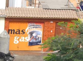 La tienda de "M�s Gas" en Vista
                          Hermosa en feo Trujillo, primer plano