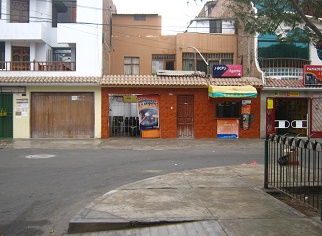 La tienda de "M�s Gas", la casa
                          completa con la ventanilla de la tienda de
                          alimentaci�n