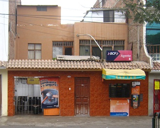 La tienda de "M�s Gas", la casa
                          completa con la ventanilla de la tienda de
                          alimentaci�n, primer plano