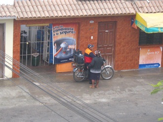 La tienda "M�s Gas" en Vista
                          Hermosa en feo Trujillo con moto