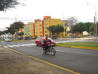 La moto de la tienda "M�s Gas"
                          en la avenida Pablo II con conductor I