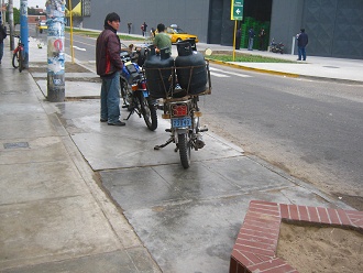 La moto de la tienda "M�s Gas"
                          con la placa 23040