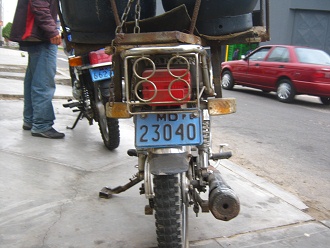 La moto de la tienda "M�s Gas"
                          con la placa 23040, primer plano