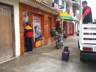 La tienda "M�s Gas" con la moto
                          23040