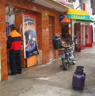 La tienda "M�s Gas" con la moto
                          23040, primer plano